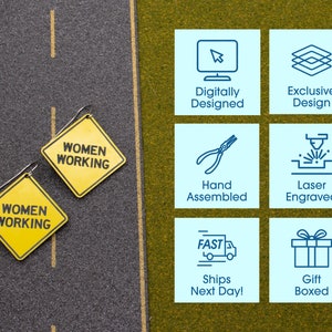 K&ouml;nnte beinhalten: Ein Paar gelbe und schwarze Ohrringe in Form von Verkehrsschildern mit dem Text "Women Working" darauf. Die Ohrringe sind digital entworfen, handgefertigt, lasergraviert und werden in einer Geschenkbox geliefert. Sie werden am n&auml;chsten Tag versandt.