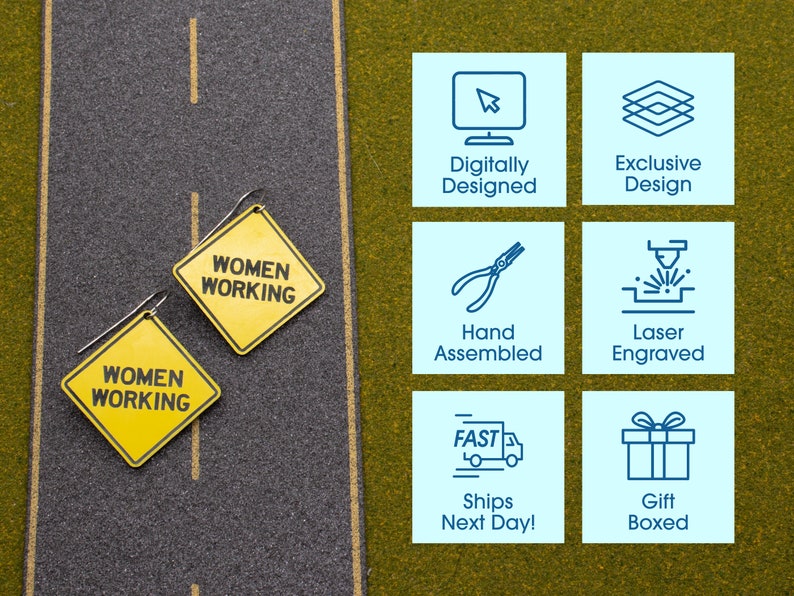 K&ouml;nnte beinhalten: Ein Paar gelbe und schwarze Ohrringe in Form von Verkehrsschildern mit dem Text "Women Working" darauf. Die Ohrringe sind digital entworfen, handgefertigt, lasergraviert und werden in einer Geschenkbox geliefert. Sie werden am n&auml;chsten Tag versandt.