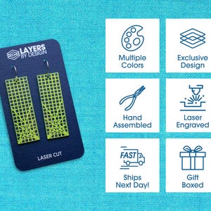K&ouml;nnte beinhalten: Neongr&uuml;ne geometrische Ohrringe auf einer marineblauen Karte. Auf der Karte steht "LAYERS BY DESIGN" und "LASER CUT". Das Bild zeigt auch Symbole f&uuml;r mehrere Farben, exklusives Design, handmontiert, lasergraviert und Geschenkverpackung.