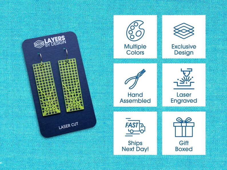 K&ouml;nnte beinhalten: Neongr&uuml;ne geometrische Ohrringe auf einer marineblauen Karte. Auf der Karte steht "LAYERS BY DESIGN" und "LASER CUT". Das Bild zeigt auch Symbole f&uuml;r mehrere Farben, exklusives Design, handmontiert, lasergraviert und Geschenkverpackung.