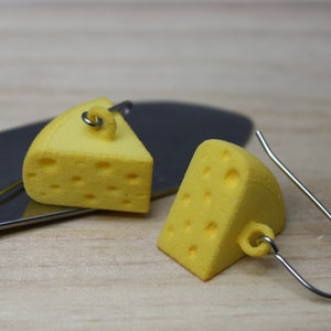 Pendientes de cuña de queso: Joyas con forma de cabeza de queso amarilla impresas en 3D