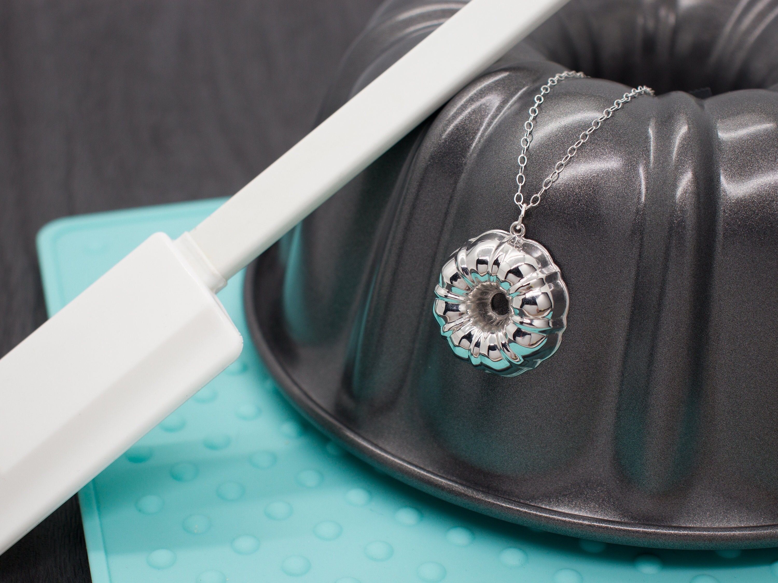 Bundt Cake Pan Pendant, Bundt Pan Baker Gift, 3D Printed Jewelry, Baking Presents for Christmas, Gift for Baker, Bundt Cake Gift