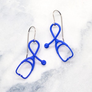 Boucles d&#39;oreilles stéthoscope : bijoux médicaux en nylon imprimés en 3D