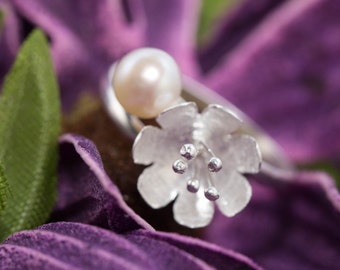 SALE! Sterling silver flower ring with freshwater pearl / handmade silver jewelery / pearl ring / silver pearl ring