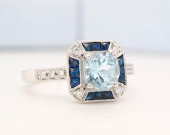 Anillo art déco de zafiro y aguamarina en oro blanco con diamantes en engaste cuadrado, anillo combinado de piedras preciosas en tonos de aguamarina y azul