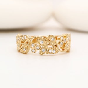 Vine and leaf diamond band in yellow gold with millgrain detailing