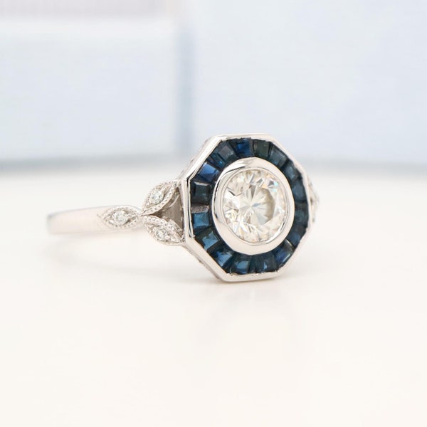 Anel de noivado de moissanita Art Déco: anel de ouro branco com safira azul
