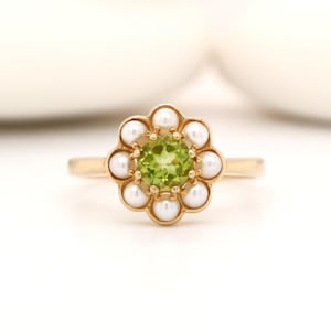 Yellow gold and natural peridot daisy ring/flower ring / vintage gold ring / peridot ring / vintage engagement ring/art deco ring