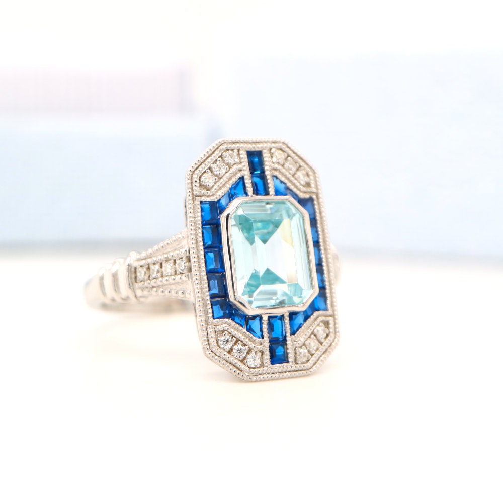 Anillo estilo art déco de aguamarina o topacio azul y zafiro en oro blanco con diamantes