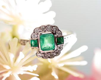 Emerald and diamond halo white gold ring in Art Deco design with scalloped edging halo detail - Vintage engagement ring with green emerald