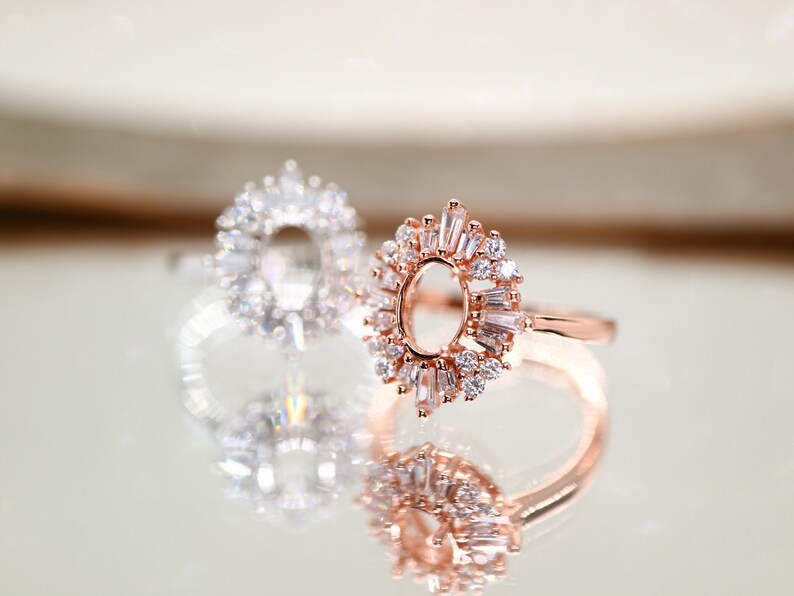 Puede incluir: Un anillo de oro rosa con un engaste ovalado grande rodeado de diamantes redondos y baguette m&aacute;s peque&ntilde;os.