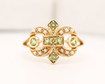 Vintage Fleur-de-lis Gold ring with Seed pearls and Peridot