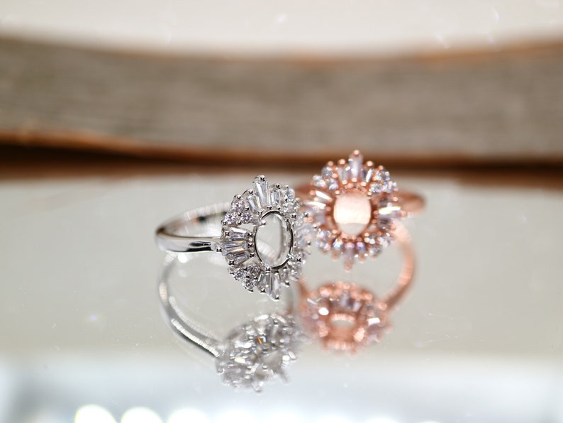 Puede incluir: Dos anillos de plata con un engaste de piedra transparente. Los anillos est&aacute;n adornados con peque&ntilde;as piedras transparentes que crean un dise&ntilde;o de sol. Un anillo es de oro rosa.