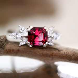 Handgemachter Rhodolith Granat Ring: CZ Flügel, Sterling Silber