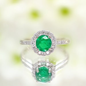 Natürlicher sambischer Smaragd Ring: Diamant Halo, Weißgold