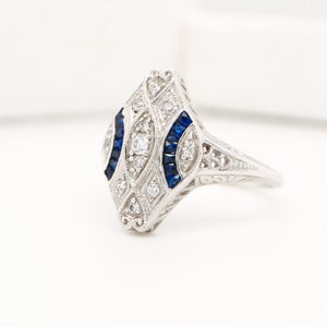 Art Deco-stijl schildvormige ring met kanaalset blauwe saffieren