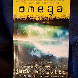 Può includere: Una tazza di ceramica bianca con manico nero e la scritta "But First, Coffee" in grassetto nero. La tazza è posta su uno sfondo neutro, che ne evidenzia il design semplice.