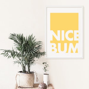 Nice Bum Print / Decoración de la pared del baño / Impresiones del baño / Impresión del inodoro / Arte de la pared amarilla / Arte del baño / Letrero del baño