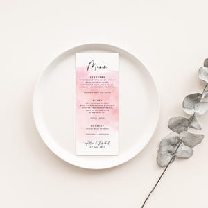 Karty menu weselnego w kolorze różu, proste i eleganckie menu kolacji na śniadanie weselne z akwarelowymi plamami w kolorze przydymionego różu