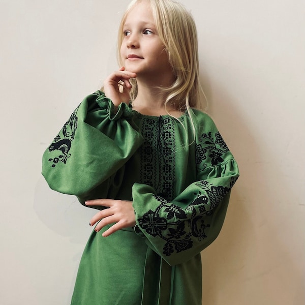 Robe de fille ukrainienne, robe Vyshyvanka Vishivanka, robe brodée pour tout-petits, robe traditionnelle de fille slave, robe pour adolescents de style Boho Boho