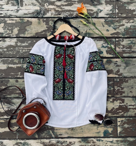 Ukrainian embroidered sorochka embroidery Size M women's t-shirt vyshyvanka 