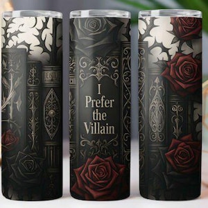 Può includere: Un set di tre bicchieri in acciaio inossidabile con un design gotico. I bicchieri presentano uno sfondo scuro con illustrazioni di libri ornati, rose rosse e il testo "I Prefer the Villain".