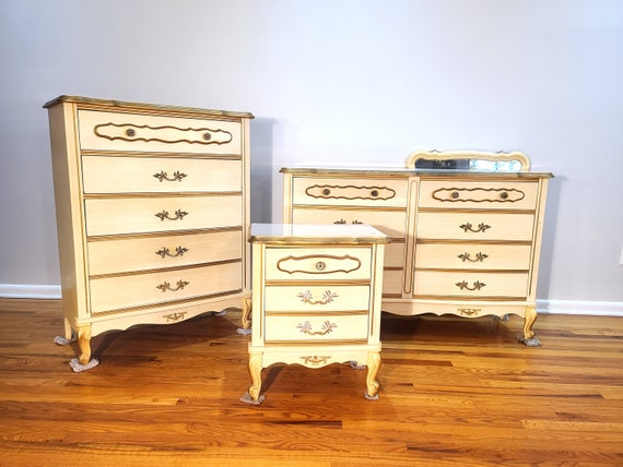 Vintage french provincial on sale bedroom set