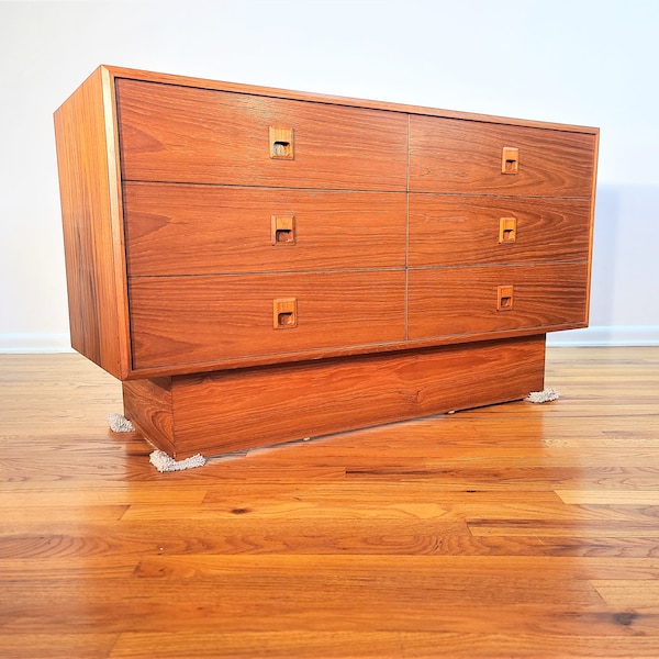 Mid Century RS Associates Teak Dresser / Credenza