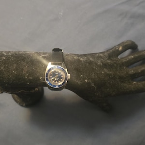 Uiterst zeldzaam vintage Marshall Field & Co duikhorloge voor dames, aangeboden door Zila Watch Co.