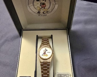 Raro reloj vintage Seiko Starburst Dial 3Y03-0039 de oro con Mickey Mouse y cuarzo para mujer.