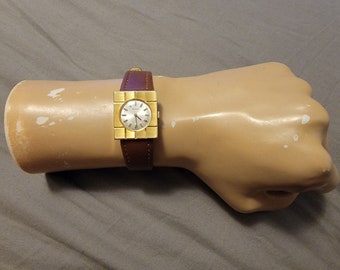 Raro reloj de pulsera vintage Nivada rectangular chapado en oro, fabricado en Suiza, con 17 joyas y cuerda manual para mujer.