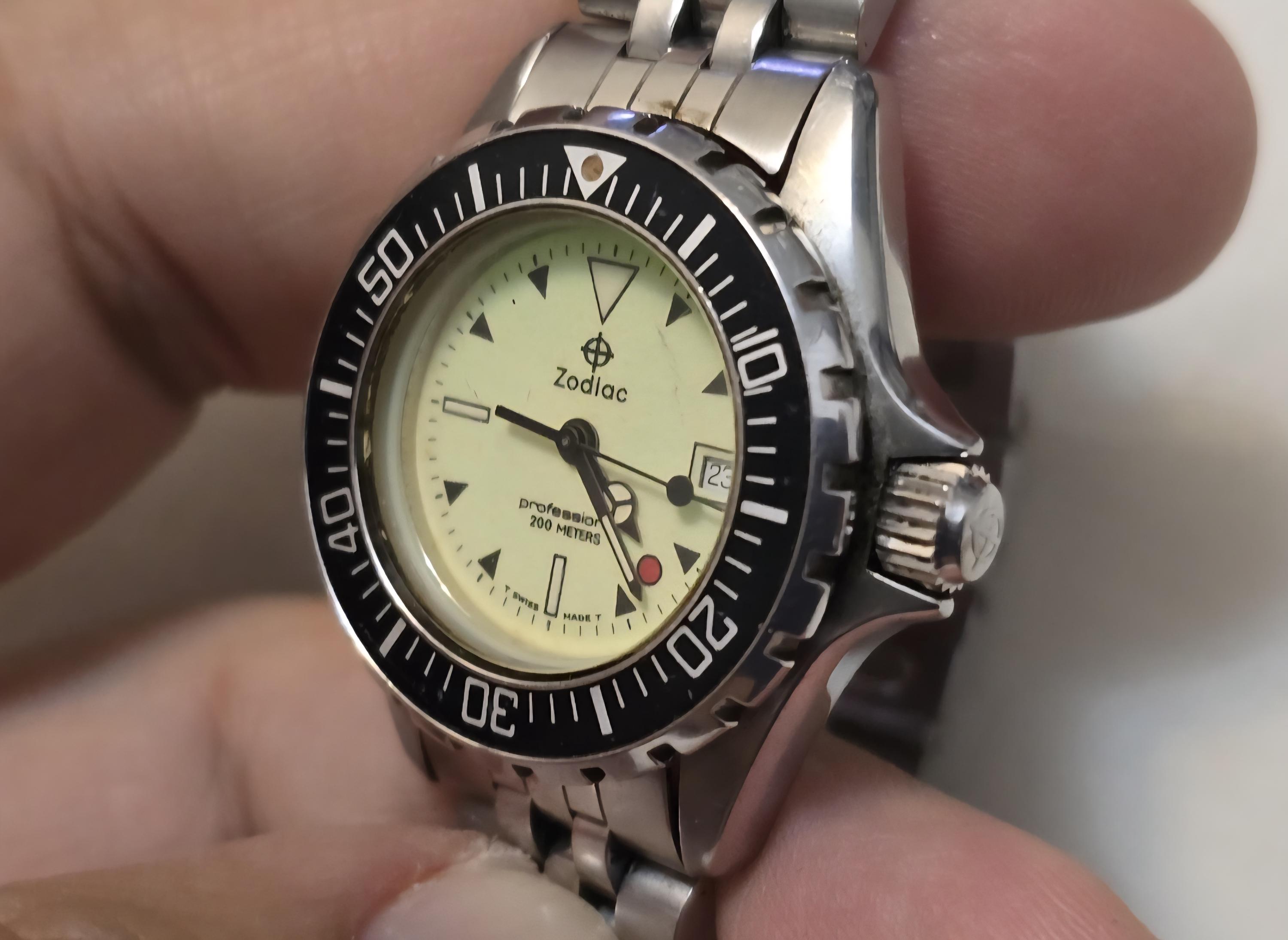 ちよたん　zodiac レディース　ダイバー200m クォーツ Vintage Zodiac Stainless Steel Red Dot Luminous Dial 200M Diver