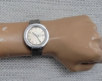 Vintage Timex Stainless Steel Day/Date Water Resistant Automatic Men's Watch
