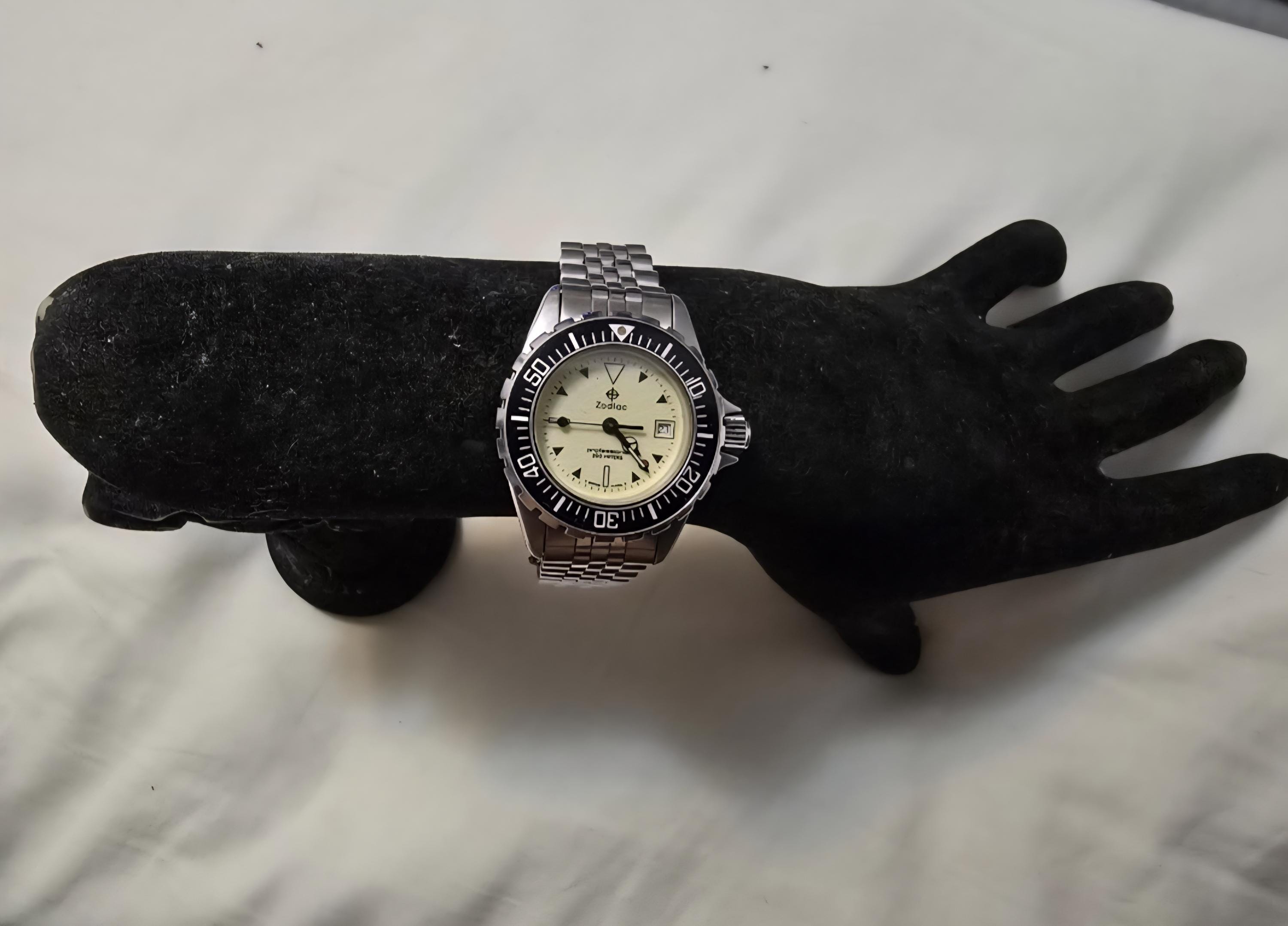 ちよたん　zodiac レディース　ダイバー200m クォーツ Vintage Zodiac Stainless Steel Red Dot Luminous Dial 200M Diver