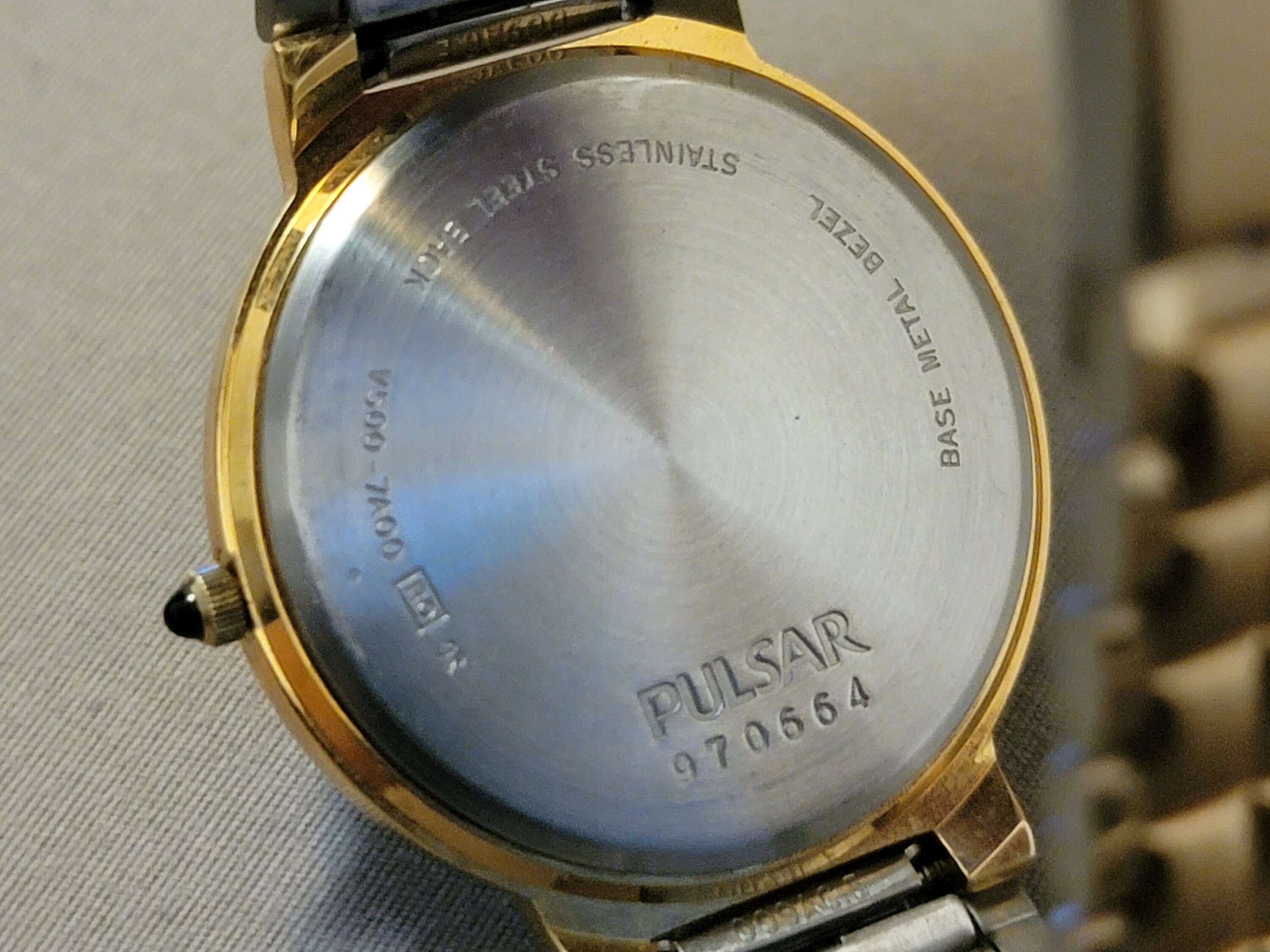 Pulsar quartz base metal shop bezel stainless steel back