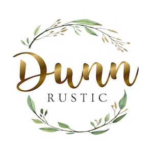 Könnte beinhalten: Goldenes Logo mit dem Wort "Dunn" in Schreibschrift, darüber das Wort "RUSTIC" in einer einfachen Schriftart. Der Text ist von einem Aquarellkranz aus grünen Blättern und kleinen Zweigen umgeben.