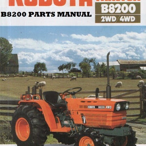 Puede incluir: Un tractor Kubota B8200 4WD diésel de color naranja con un asiento negro y un volante negro. El tractor está en un campo con una valla de madera y ovejas en el fondo.
