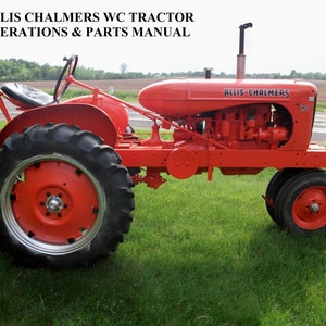 Könnte beinhalten: Ein roter Allis-Chalmers WC Traktor mit einem schwarzen Sitz und großen Reifen. Der Traktor steht auf einer grasbewachsenen Wiese mit einer Straße im Hintergrund.