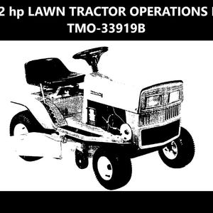Może przedstawiać: Czarno-białe zdjęcie 12-konnego traktora ogrodowego. Traktor ma siedzenie, kierownicę i kosiarkę. Tekst "WARDS 12 hp LAWN TRACTOR OPERATIONS MANUAL TMO-33919B" znajduje się w górnej części obrazu.