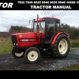 Puede incluir: Un tractor Zetor 9240 rojo con volante y llantas blancas. El tractor está estacionado en un camino de grava con árboles en el fondo. El texto "TRACTOR MANUAL" está impreso sobre el tractor. El texto "7520 7540 8520 8540 9520 9540 10520 10540" está impreso sobre el texto "TRACTOR MANUAL".