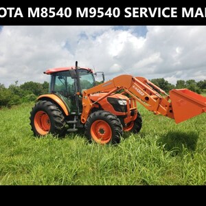 Puede incluir: Un tractor Kubota M8540 M9540 naranja y negro con un cargador frontal y una cuchara en un campo de hierba.