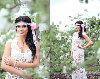 The dress is crocheted, Irish lace. Irish knitting.