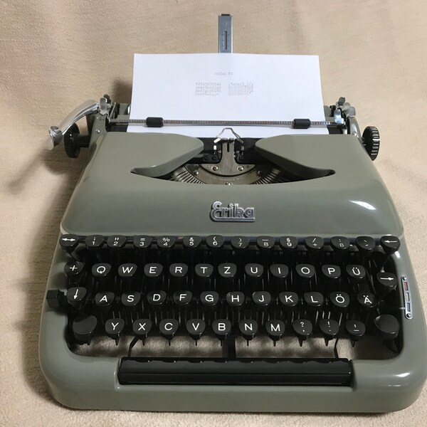 Erika 10 typewriter portable Schreibmaschine hellgrün