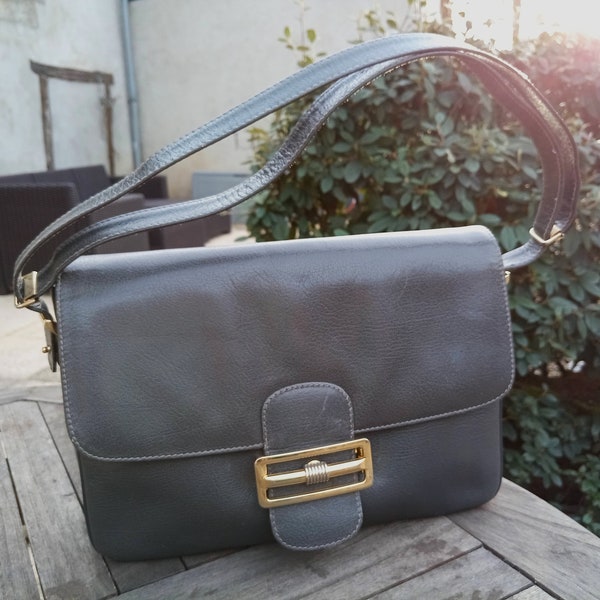 Sac à bandoulière/sac à main en cuir gris de style Constance, vintage français des années 1970 avec sangle réglable à fermoir sur le devant ton or. Sac à rabat en cuir Caleche.