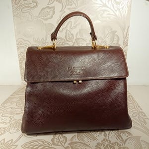Bolso grande de mano/cartera/bolso de mano de piel granulada marrón, de Italia. Bolso tote con solapa y forro de tartán. Estructura suave.