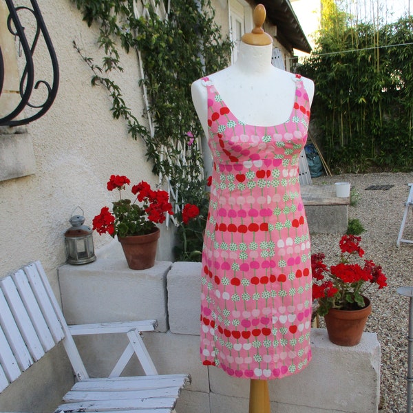 Mini-robe vintage unique en son genre des années 1960. Robe Bardot vintage XS Robe en lin rose Imprimé Cerises. Fabriqué en France