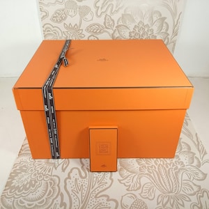 Scatola per borsa Hermes autentica di grandi dimensioni, scatola per borsa Hermes Picotin + nastro Hermes Bolduc e carta velina. Numero scatola 098 BIS 39 cm x 31 x H23