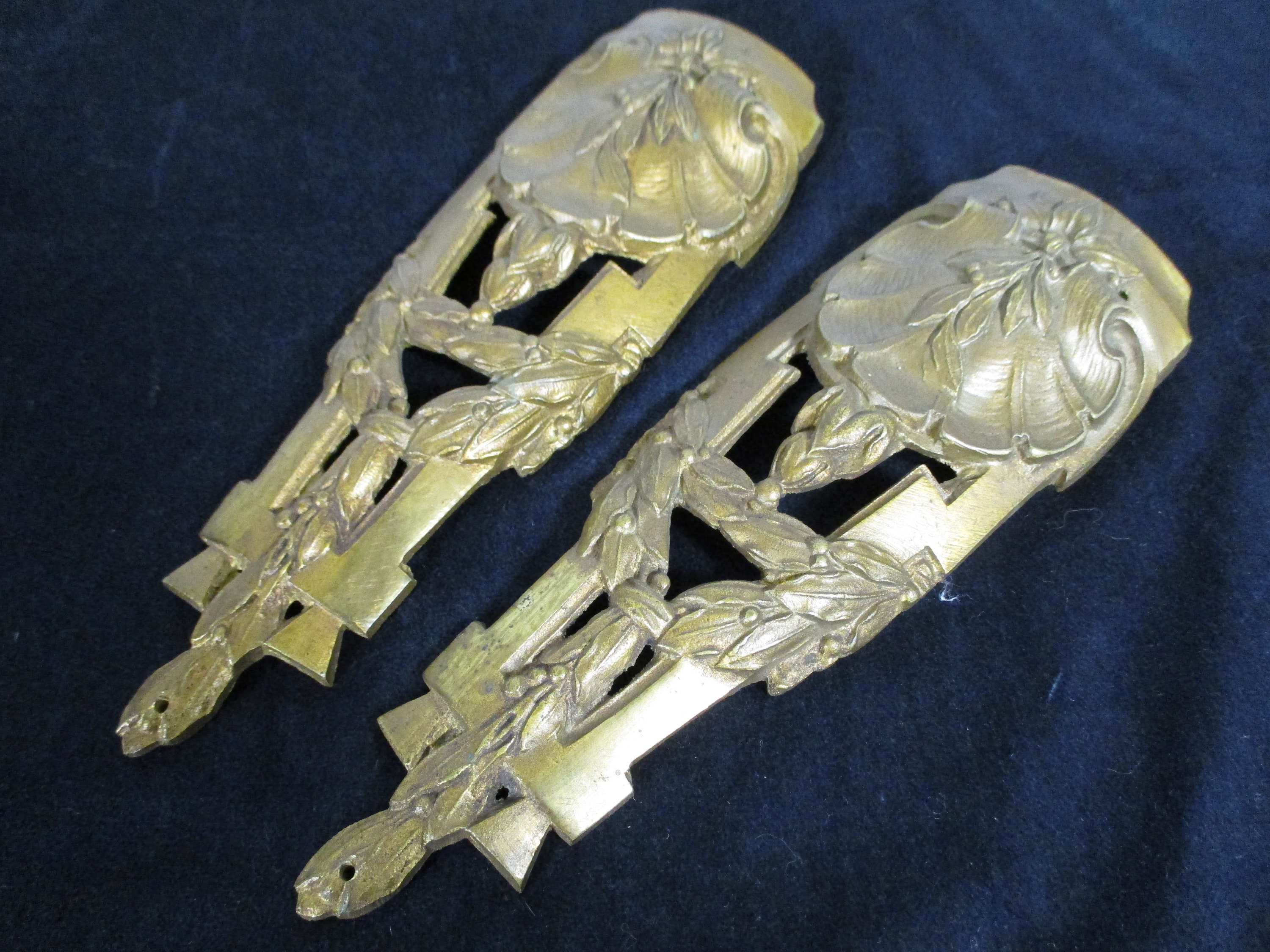 Une Paire Antique Français Plaques de Bronze Doré Pour Meubles Style Louis Xv