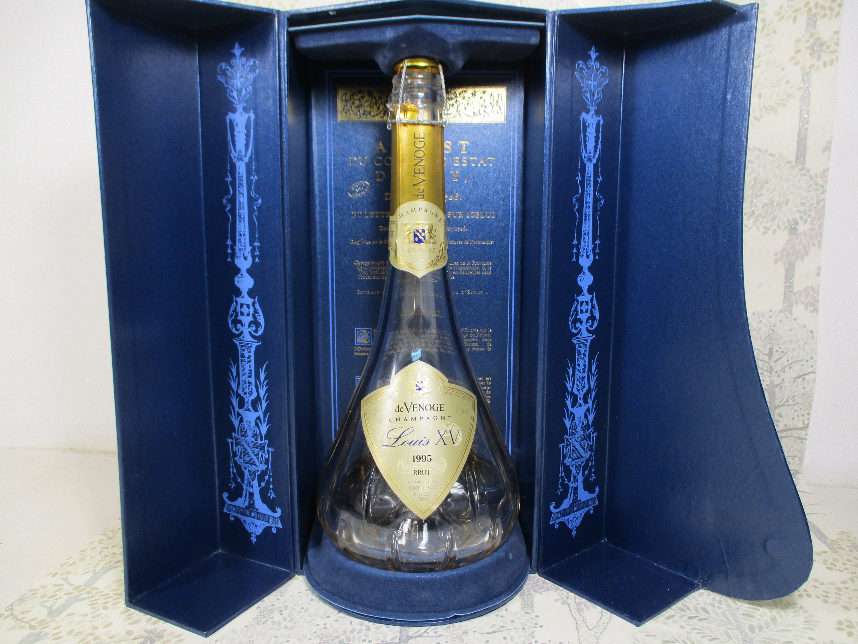 Vintage Champagne Bouteille de Venoge Cuvée Louis Xv 1995 et Coffret Présentation. Base Lampe Boutei