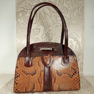 Bolso de hombro/cartera vintage africano de piel de serpiente pitón, hecho a mano, con paneles de piel de pitón. Bolso exótico de media luna de los años 70.